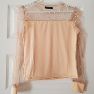 NWT gorgeous top with delicate pearl detail